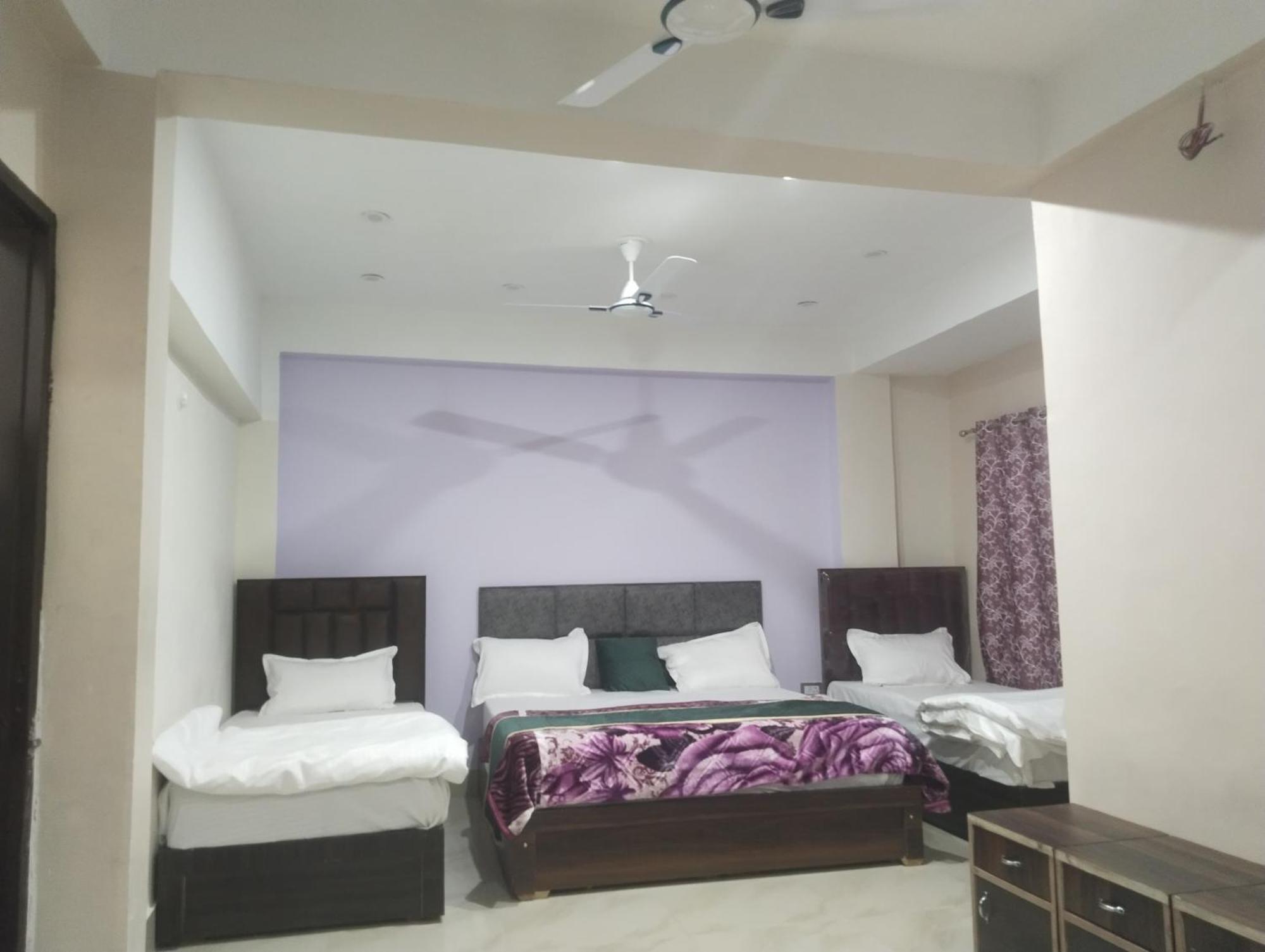 Отель Dixit Residency Вриндавана Экстерьер фото
