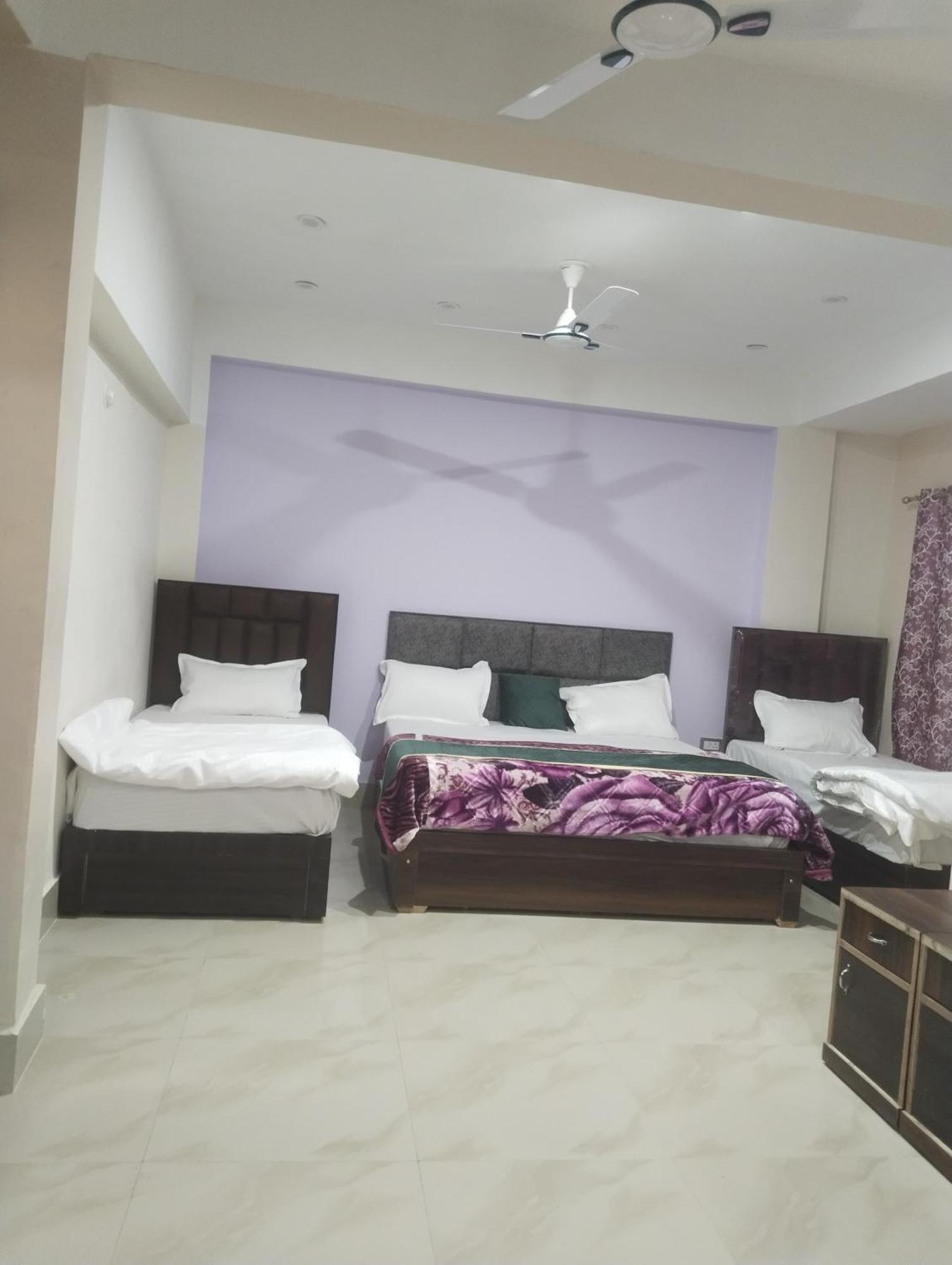 Отель Dixit Residency Вриндавана Экстерьер фото