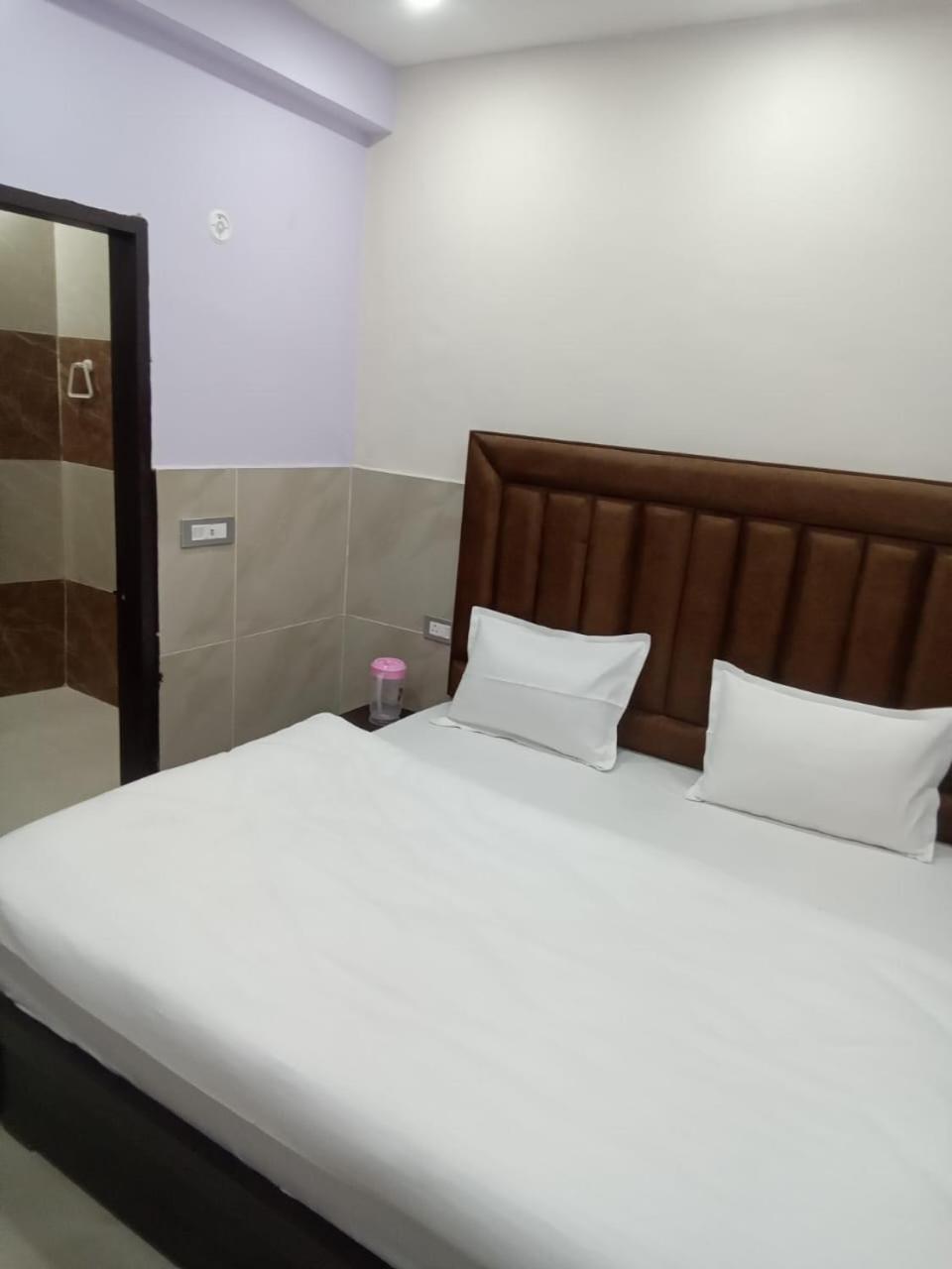 Отель Dixit Residency Вриндавана Экстерьер фото