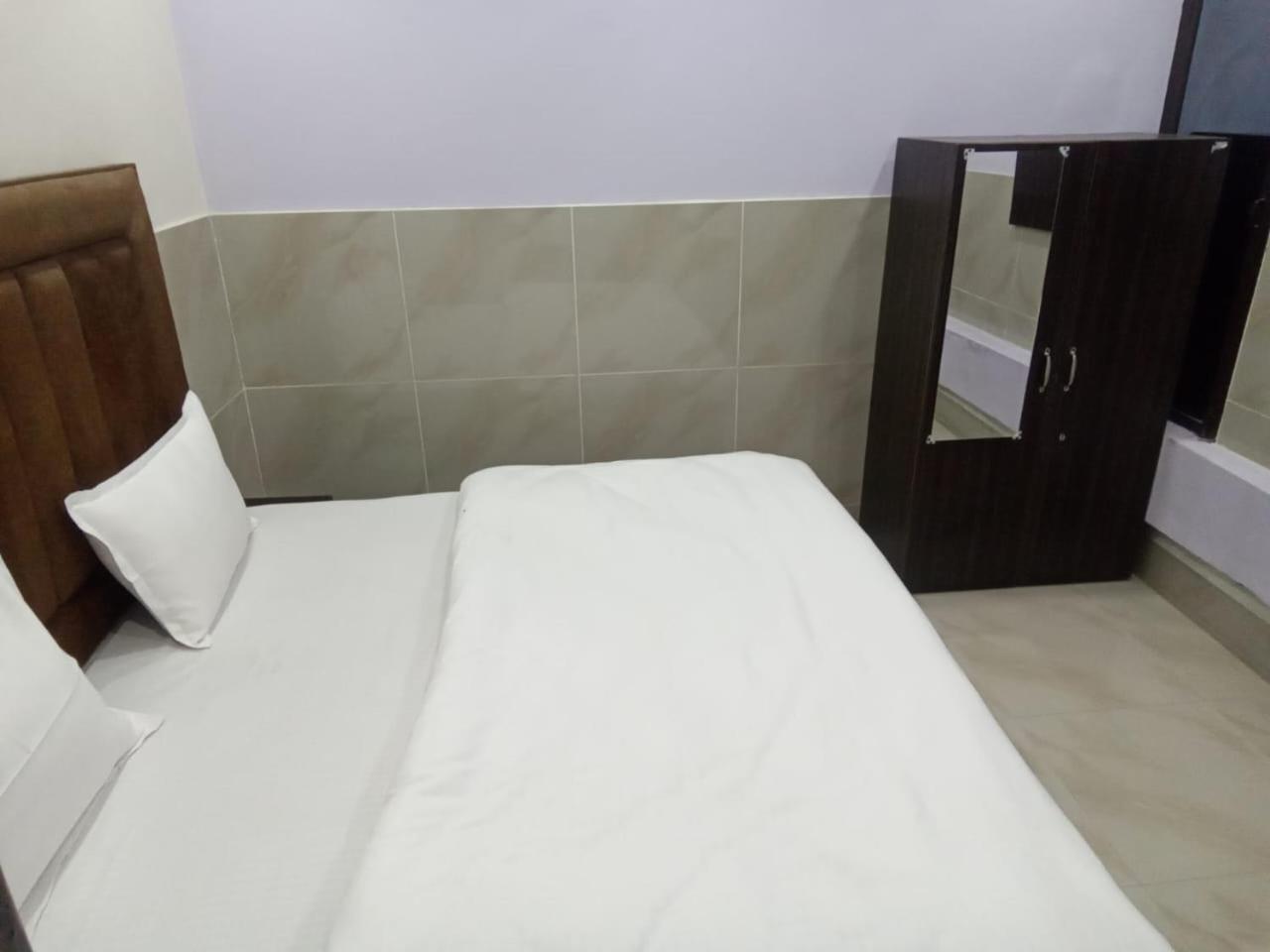 Отель Dixit Residency Вриндавана Экстерьер фото