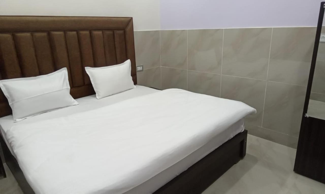 Отель Dixit Residency Вриндавана Экстерьер фото