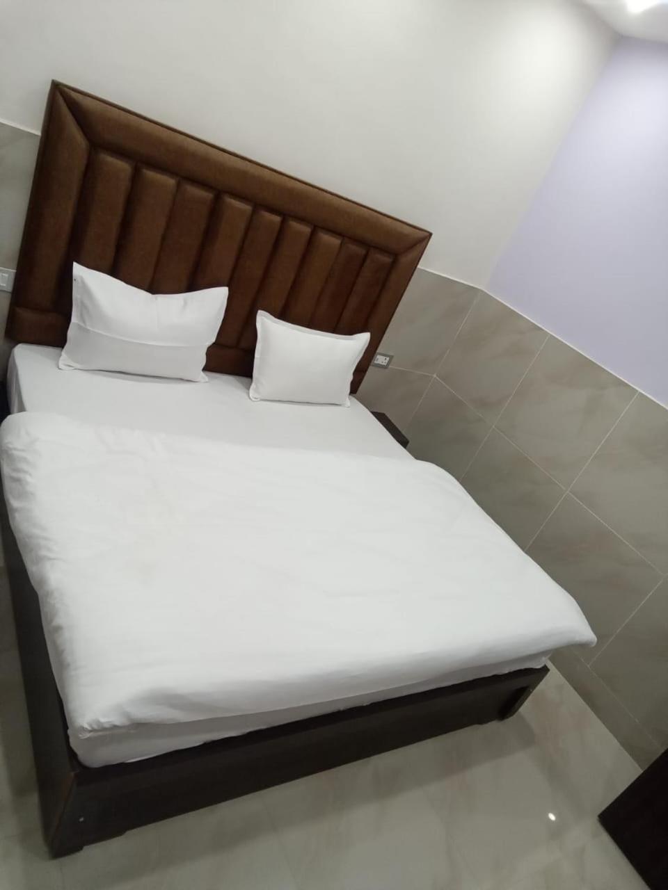Отель Dixit Residency Вриндавана Экстерьер фото