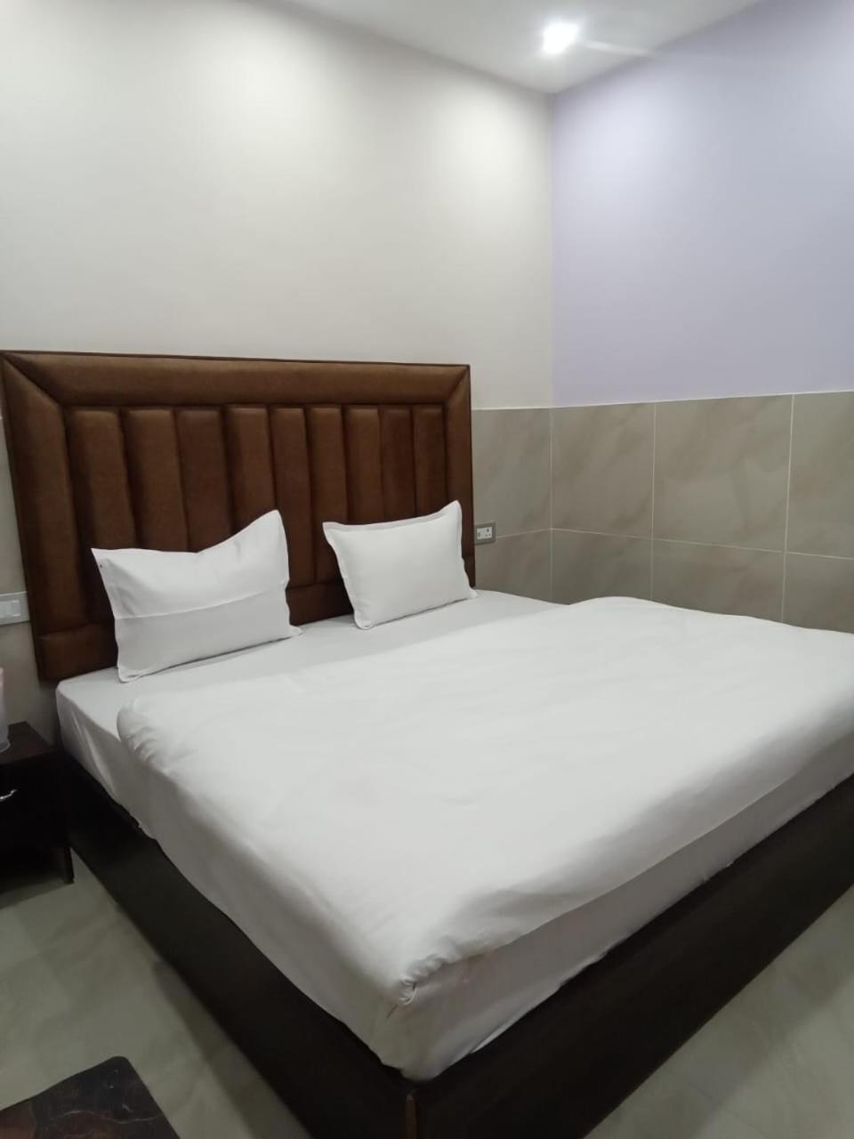 Отель Dixit Residency Вриндавана Экстерьер фото