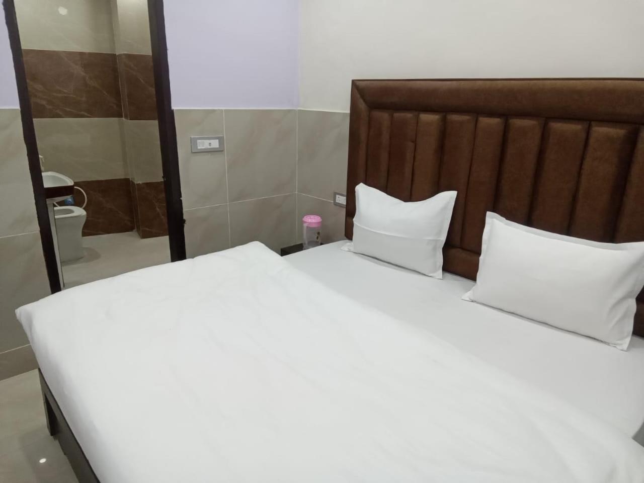 Отель Dixit Residency Вриндавана Экстерьер фото