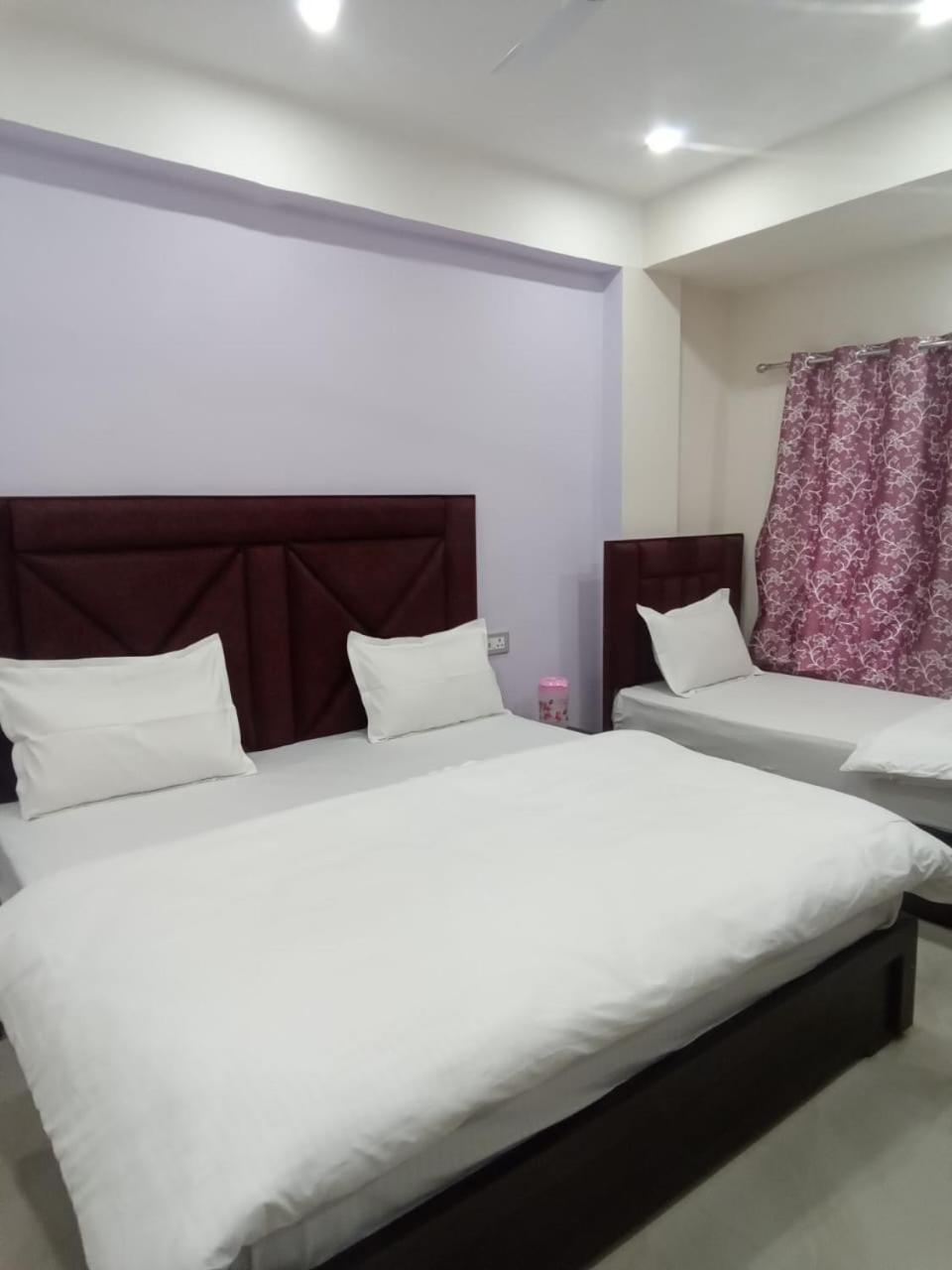 Отель Dixit Residency Вриндавана Экстерьер фото