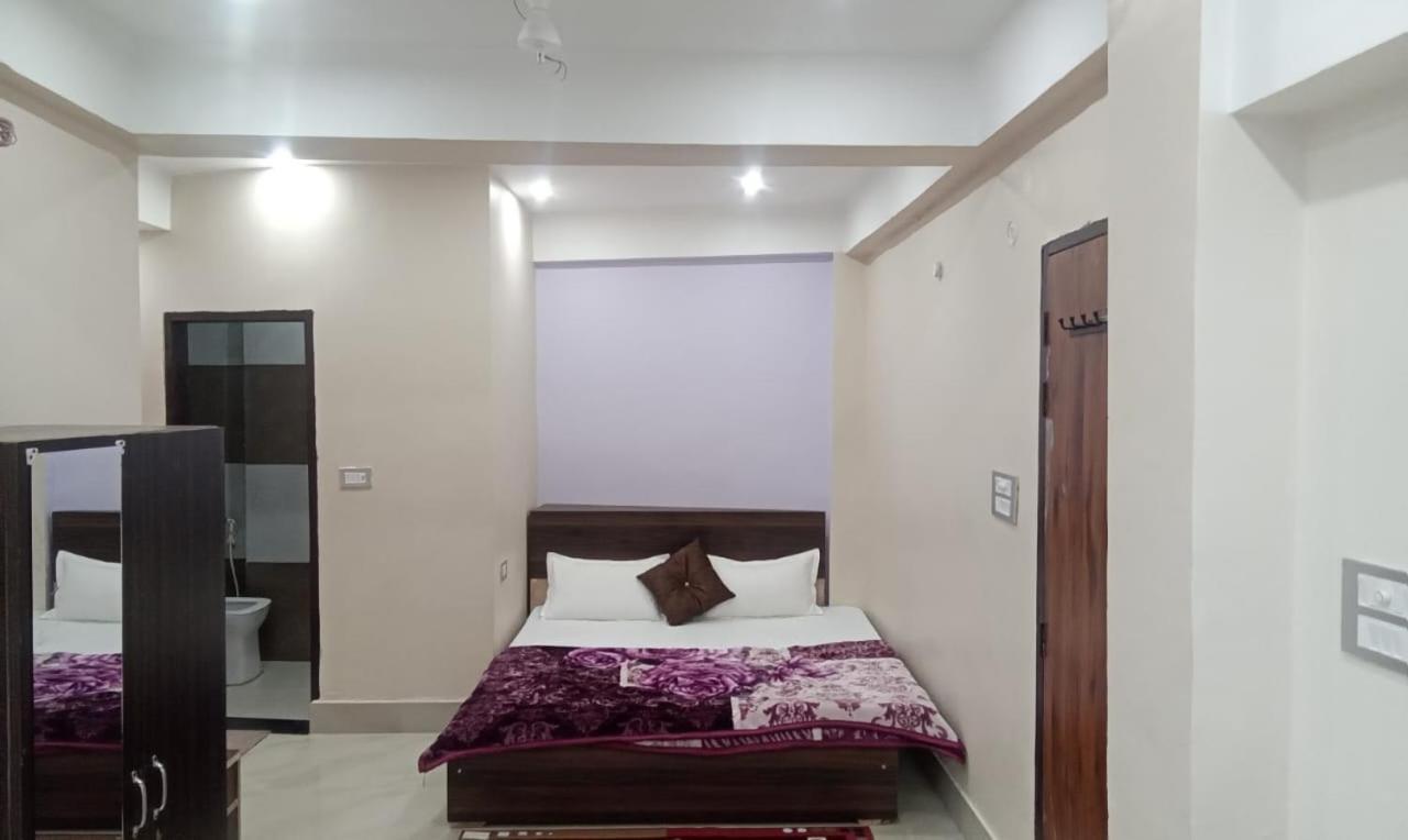 Отель Dixit Residency Вриндавана Экстерьер фото